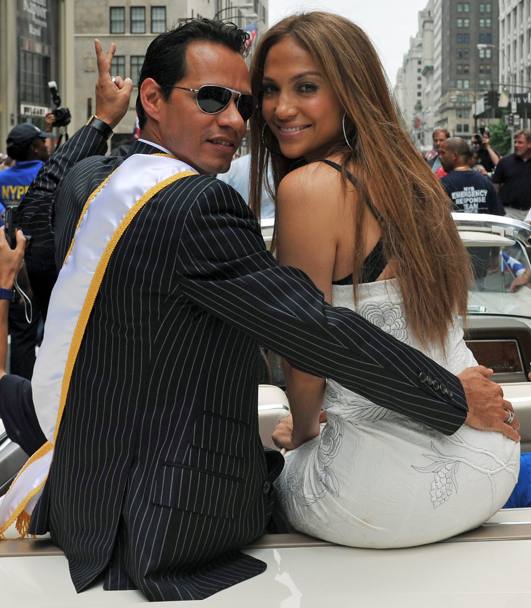Jennifer Lopez con l’ex marito Marc Anthony durante il Puerto Rico Day Parade nel giugno 2010 (Epa)